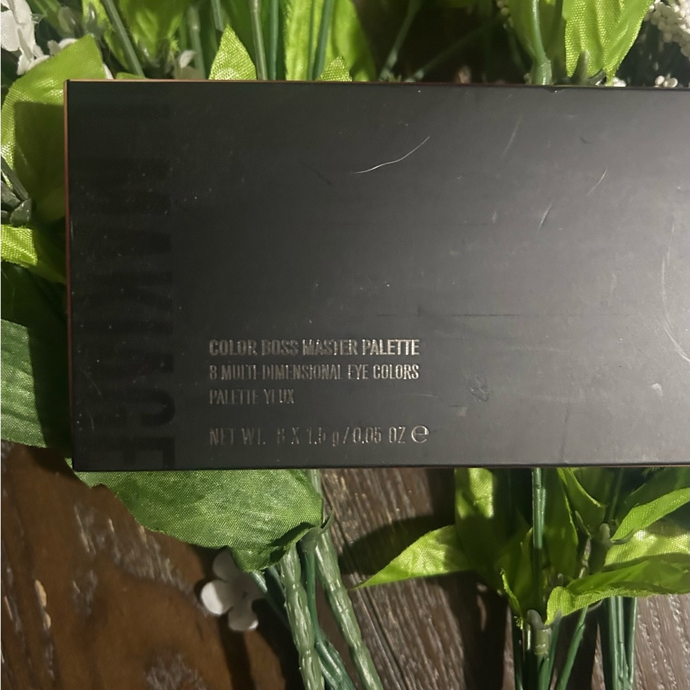 IL MAKIAGE COLOR BOSS MASHER PALETTE 

8 MULTI DIMENSIONAL 8 pan Eyesha Palette